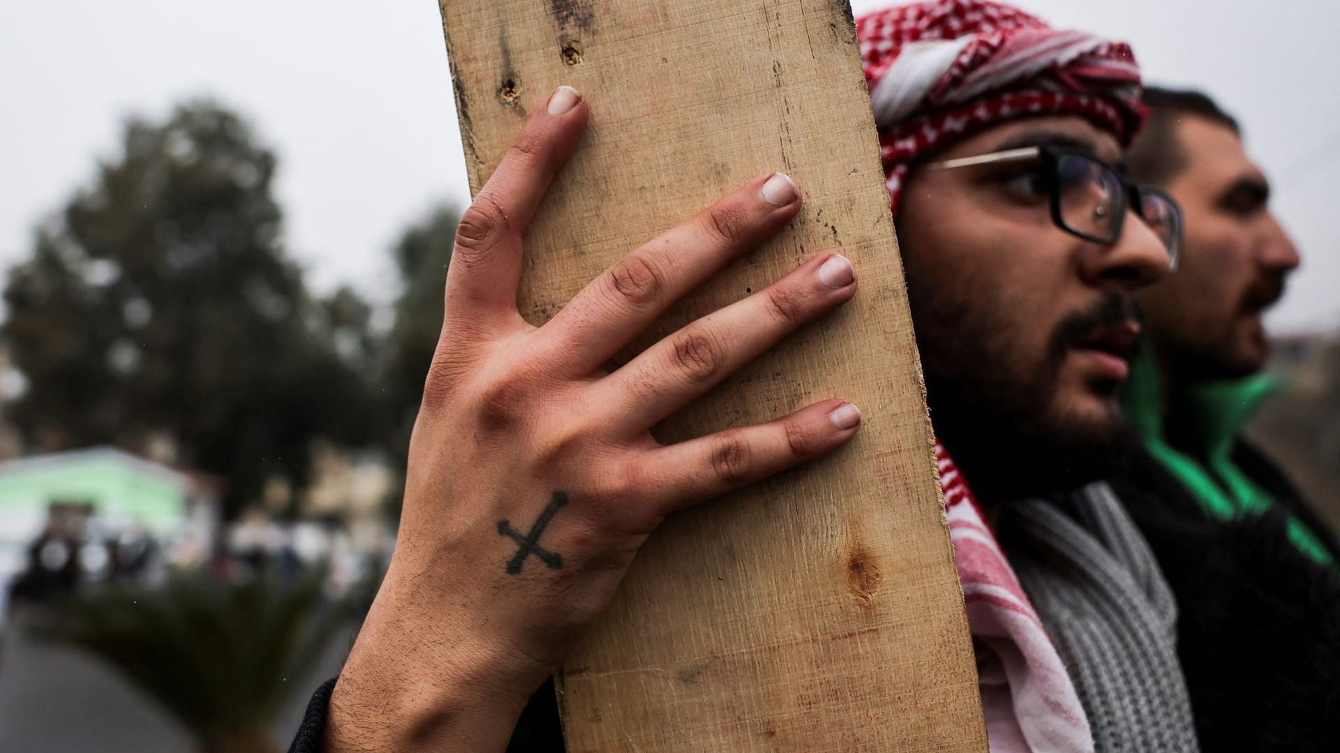 Proteste in Damaskus: Ein Mann trägt ein Kreuz, um gegen Angriffe auf die christliche Minderrheit zu demonstrieren.