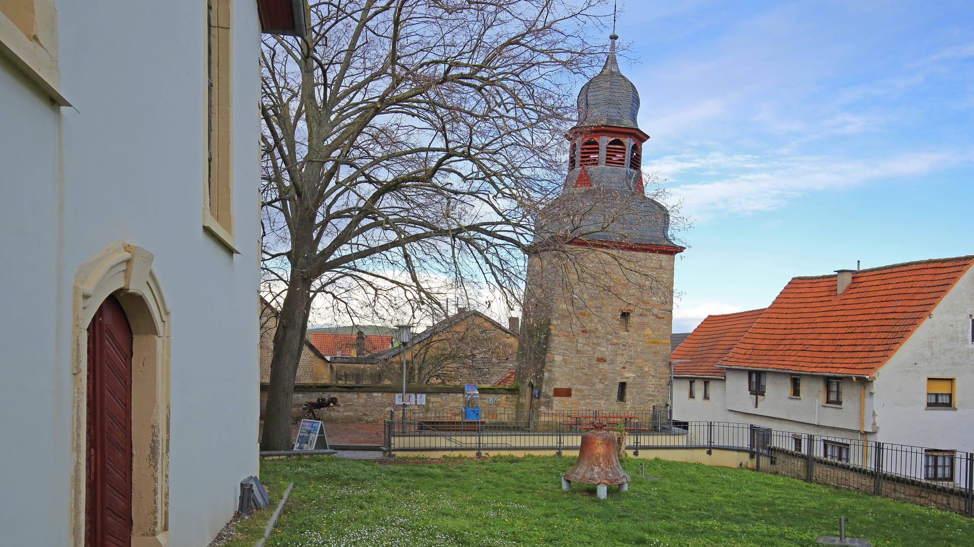 Der schiefste Turm steht in Gau-Weinheim: Er misst 5,42 Grad Neigung.