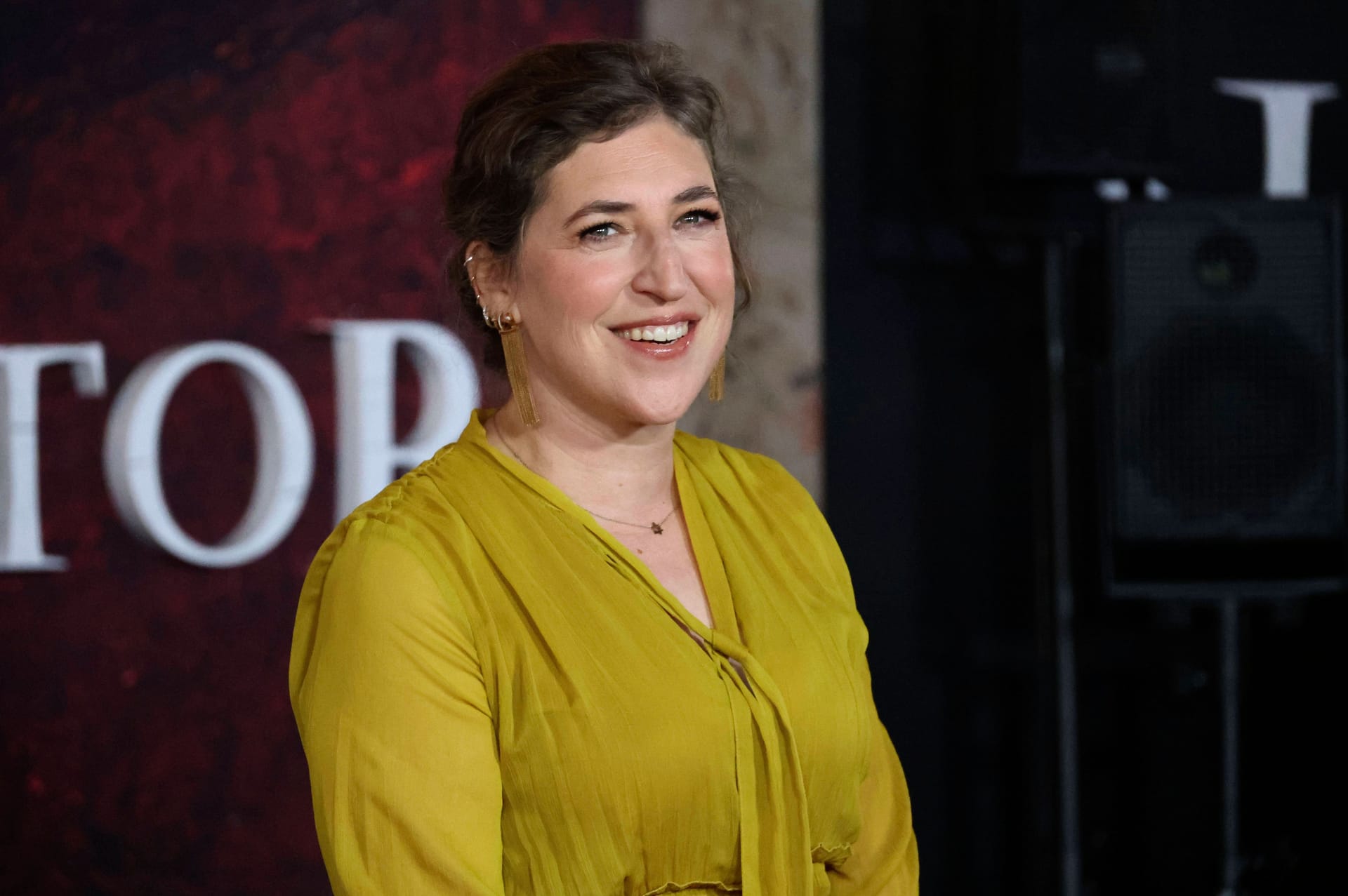 Mayim Bialik ohne Brille und Pullunder im November 2024