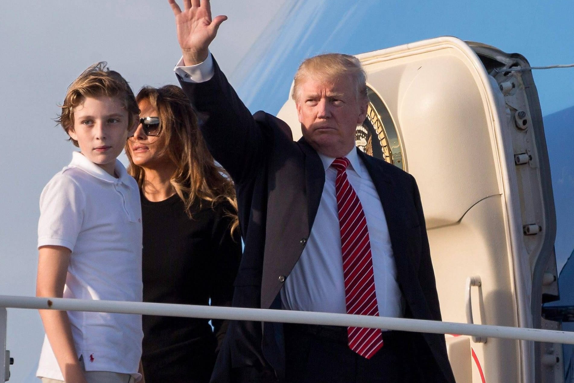 Donald Trump und Familie steigen in die "Air Force One" (Archivbild): Schon während seiner ersten Amtszeit wünschte sich Trump eine neue Maschine.