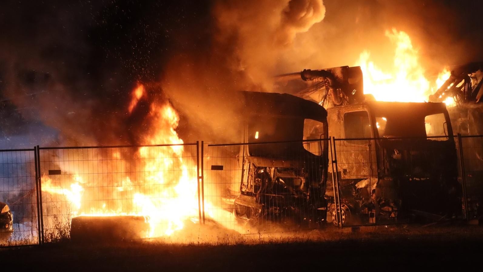 Berlin: Die Feuerwehr ist in der Nacht zum Montag zu zwei Großeinsätzen auf Industrieparkplätzen ausgerückt.