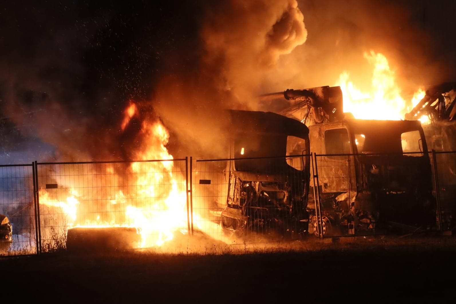 Berlin: Die Feuerwehr ist in der Nacht zum Montag zu zwei Großeinsätzen auf Industrieparkplätzen ausgerückt.