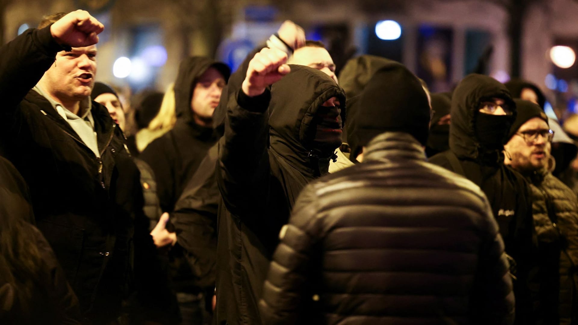 Magdeburg: Rechtsextreme skandieren am Tag nach dem Anschlag auf den Weihnachtsmarkt Parolen.