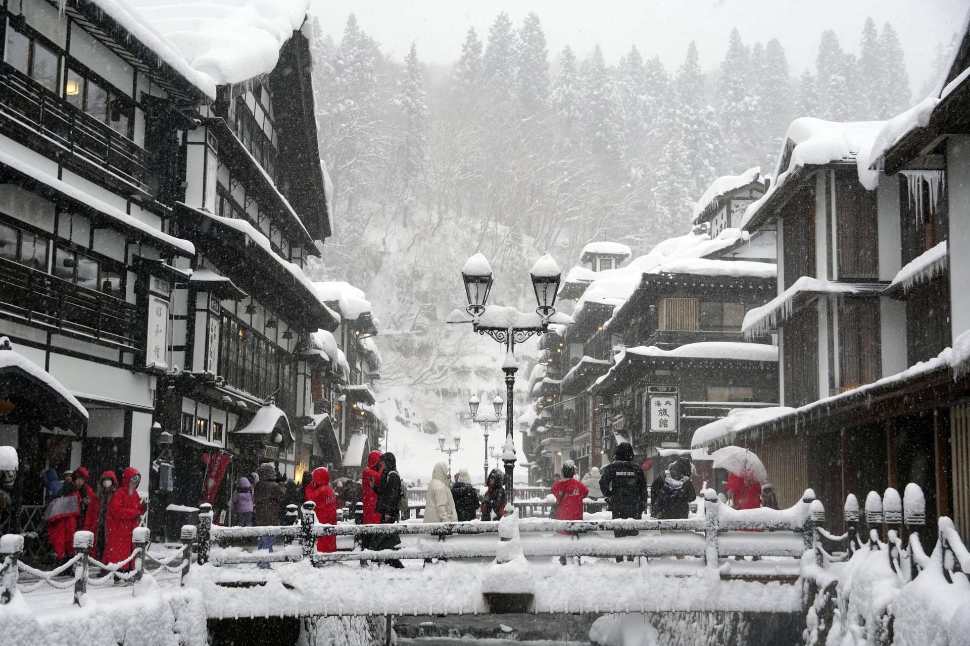 Ginzan Onsen im Schneekleid: Touristen als aller Welt überrennen den sonst so stillen Ort.