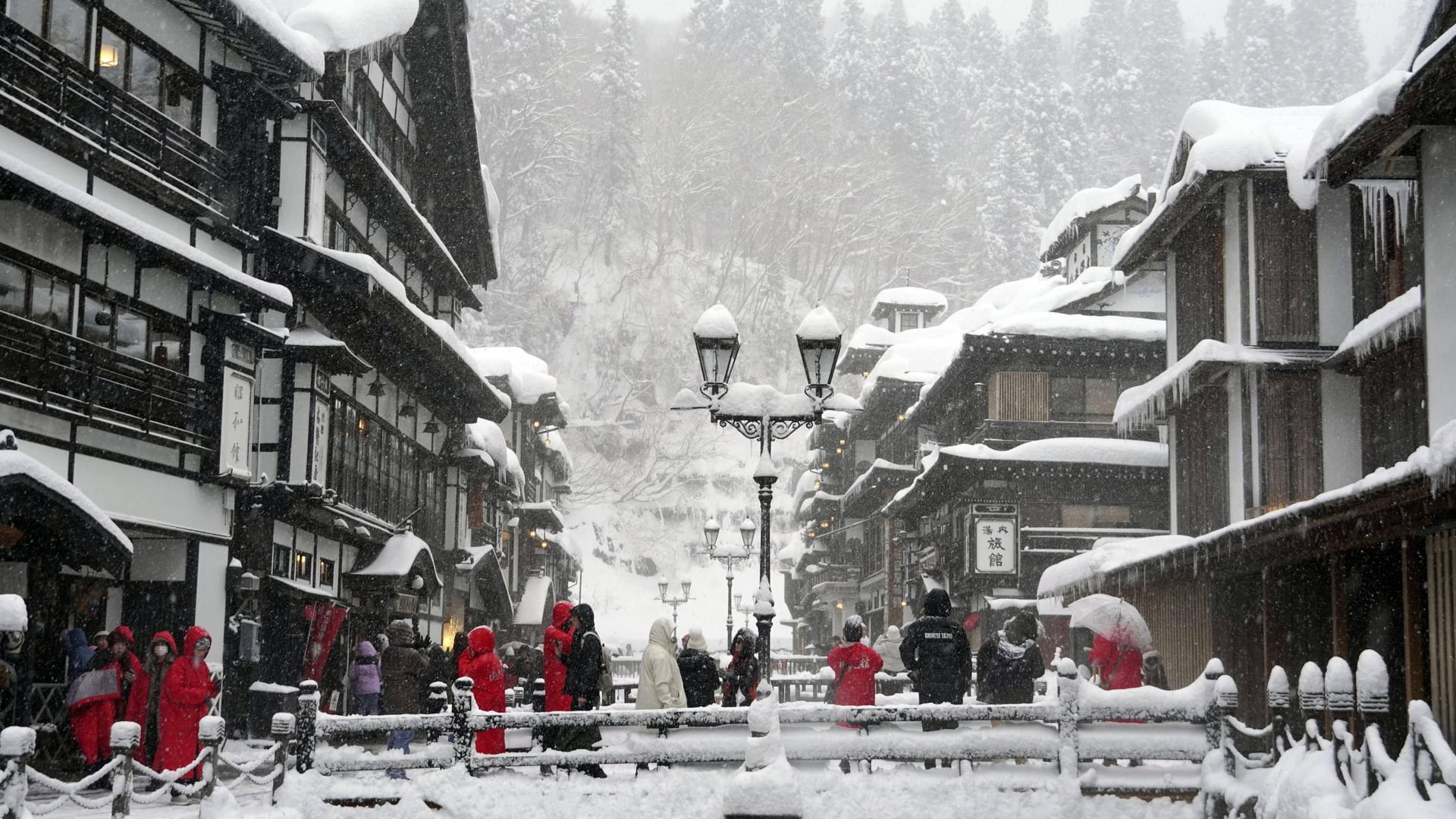 Ginzan Onsen im Schneekleid: Touristen als aller Welt überrennen den sonst so stillen Ort.