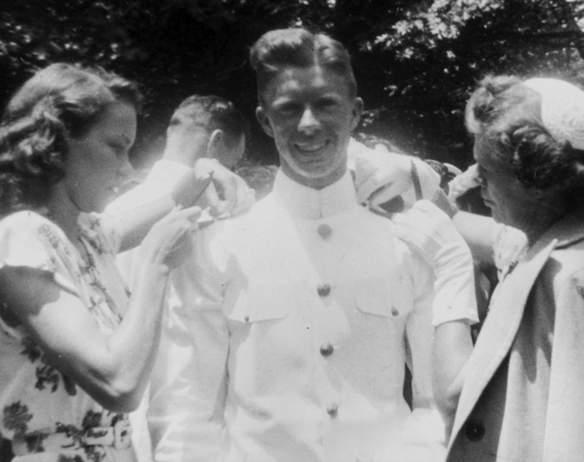 Jimmy Carter bei seiner Graduierung an der Marine-Akademie der USA im Juni 1946. Neben ihm seine Mutter Lillian (r.) und seine Verlobte Rosalynn Smith.