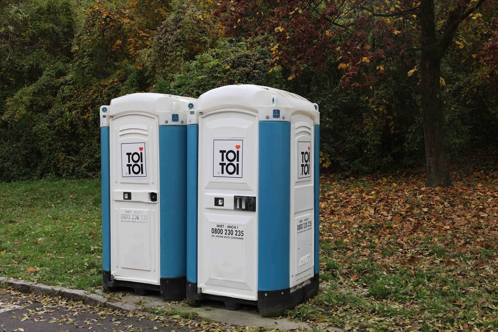 Mobiltoiletten (Symbolbild): In Brandenburg zerriss ein Böller ein Dixi-Klo komplett.