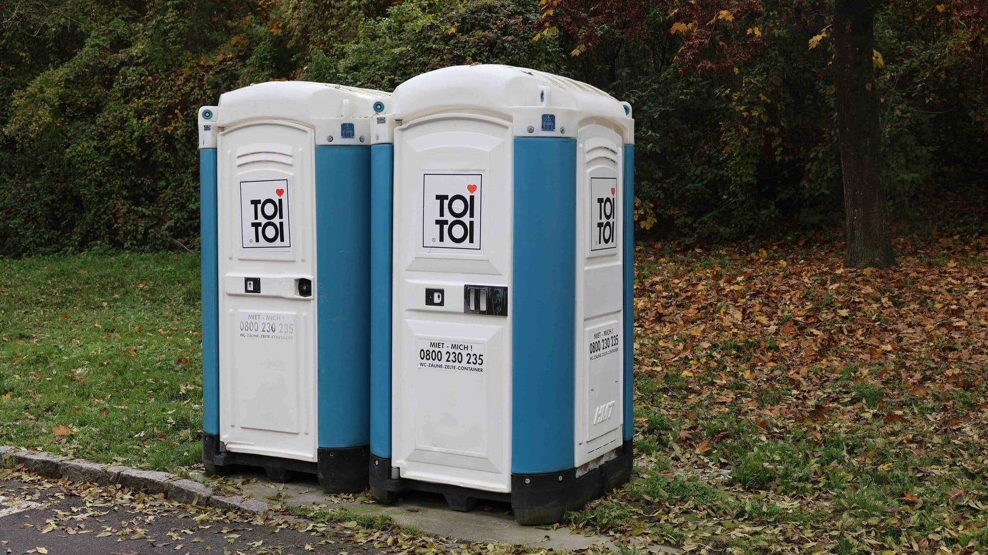 Mobiltoiletten (Symbolbild): In Brandenburg zerriss ein Böller ein Dixi-Klo komplett.