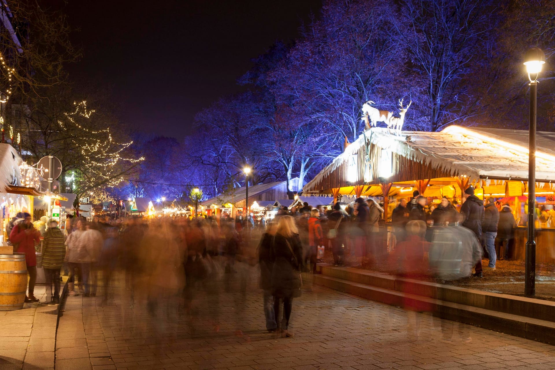 Besucher am Weihnachtsmarkt an der Schlachte in Bremen. (Langzeitaufnahme)