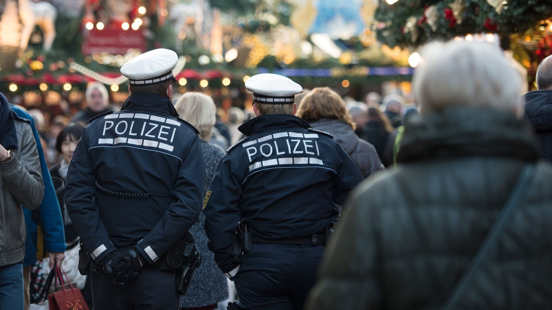 Polizei auf Weihnachtsmarkt