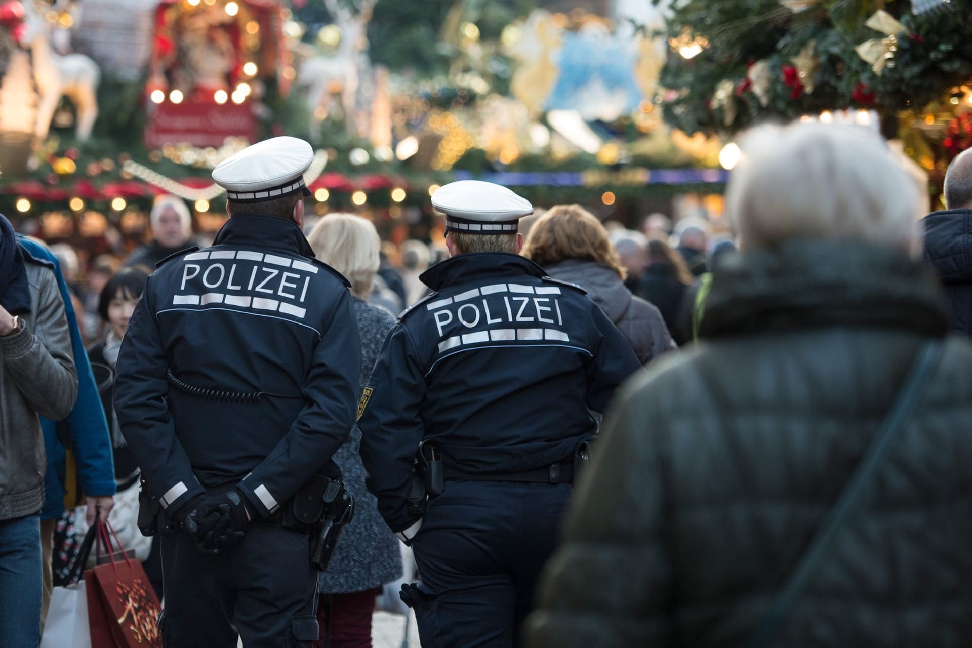 Polizei auf Weihnachtsmarkt