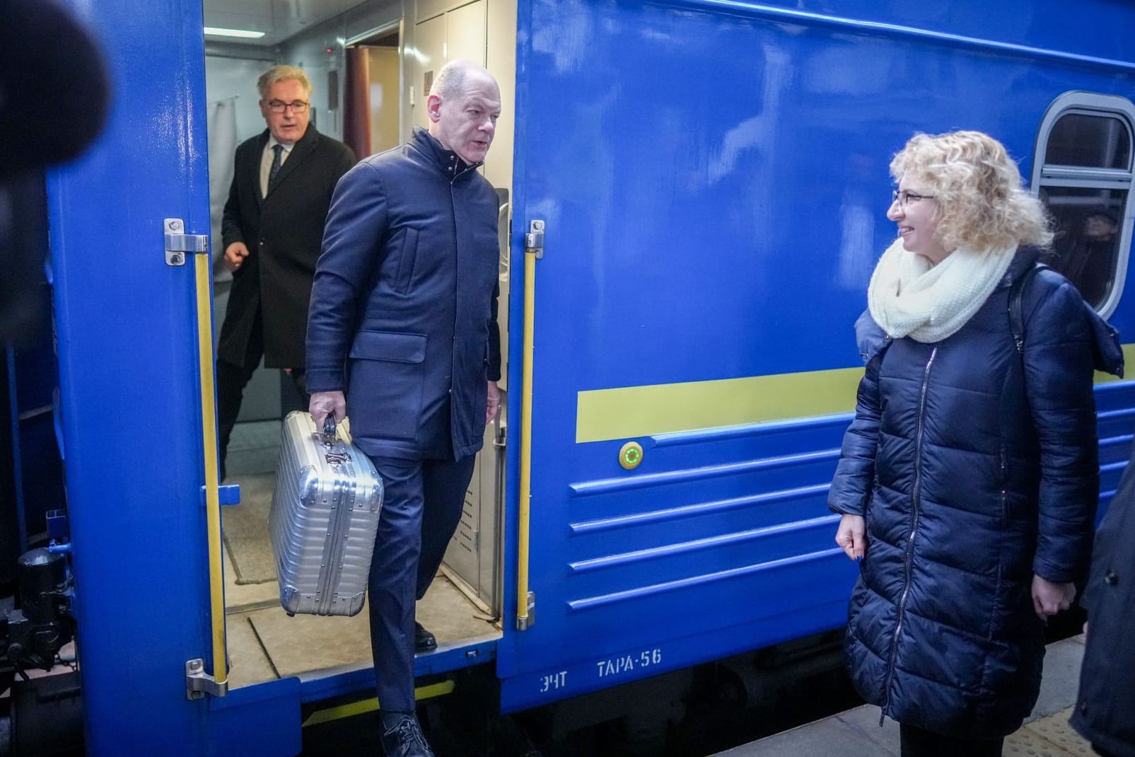 Der Mann mit dem Koffer: Bundeskanzler Olaf Scholz (SPD) in Kiew.