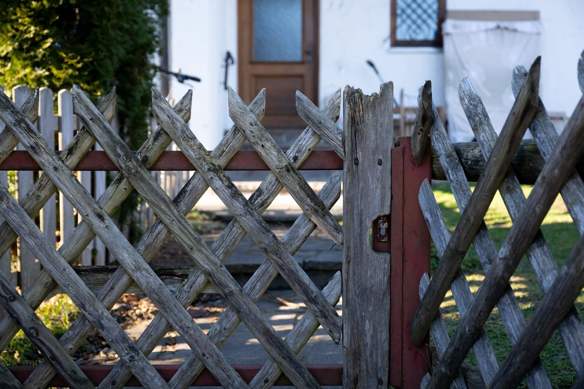 Das Haus in Rosenheim: In dem Gebäude sind die Leichen zweier Kinder und ihre verletzte Mutter gefunden worden.