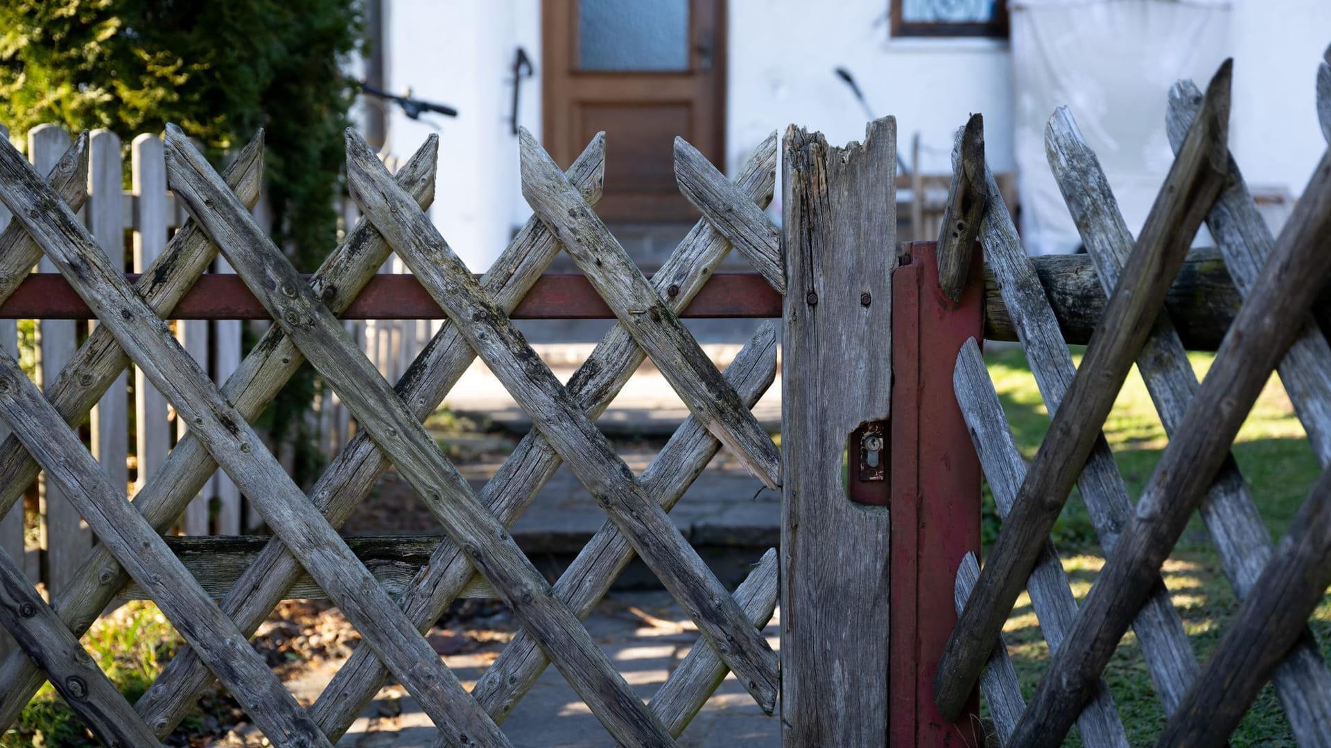 Das Haus in Rosenheim: In dem Gebäude sind die Leichen zweier Kinder und ihre verletzte Mutter gefunden worden.