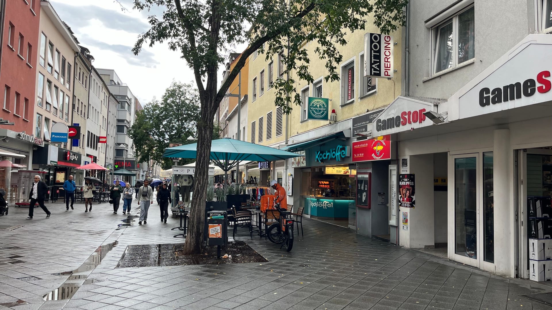 Die Breite Gasse (Archivbild): Der Laden von Gamestop (r.) soll womöglich schon bald verschwinden.