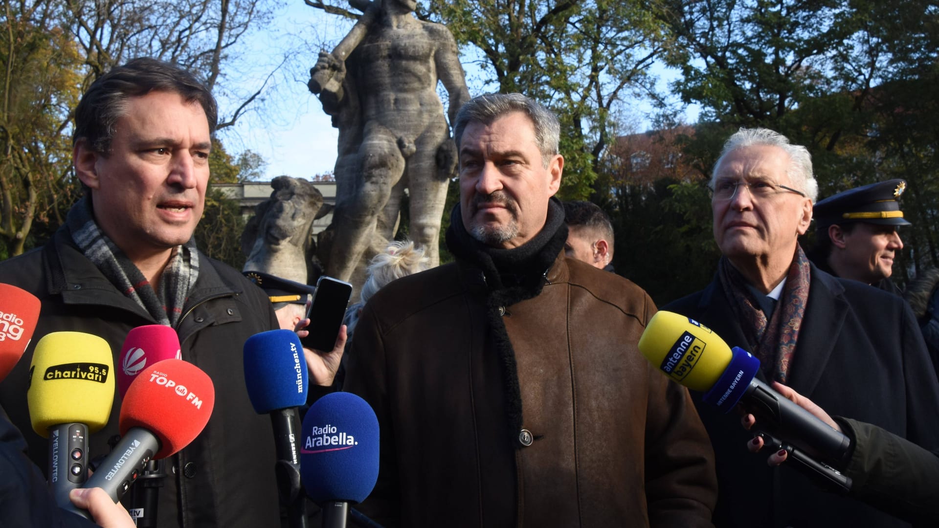 Machten sich zuletzt selbst ein Bild von der Situation: (v.l.) Justizminister Georg Eisenreich, Ministerpräsident Markus Söder und Innenminister Joachim Herrmann.