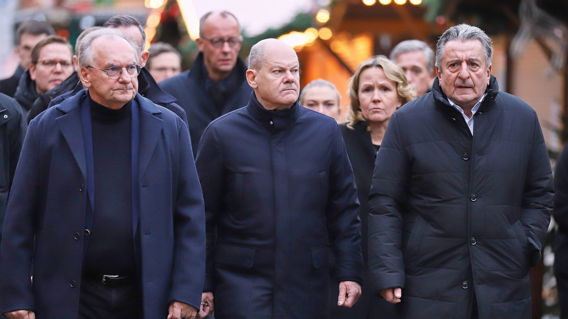 Sachsen-Anhalts Landesvater Reiner Haseloff (l.) mit einer Reihe von Bundespolitikern am Ort des Anschlags.