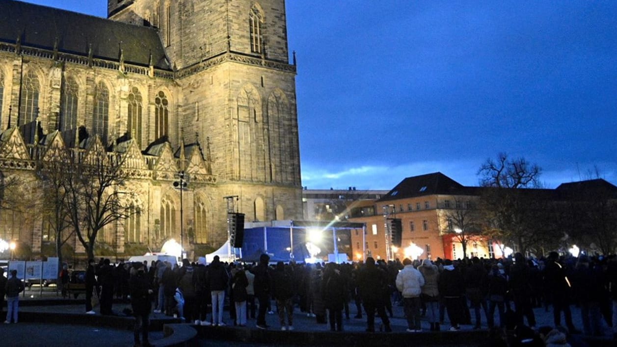 Magdeburg: Teilnehmer einer Kundgebung der AfD warten auf dem Domplatz auf den Beginn der Veranstaltung.