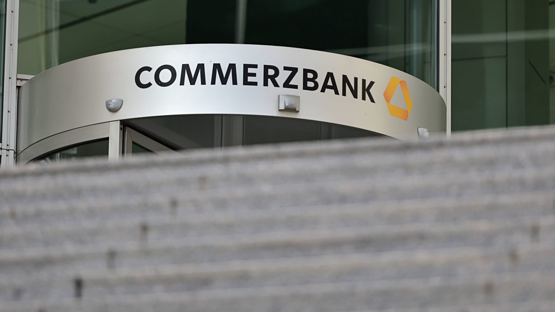 Commerzbank Logo (Symbolbild): Die italienische UniCredit hält 28 Prozent der Anteile an der Commerzbank.