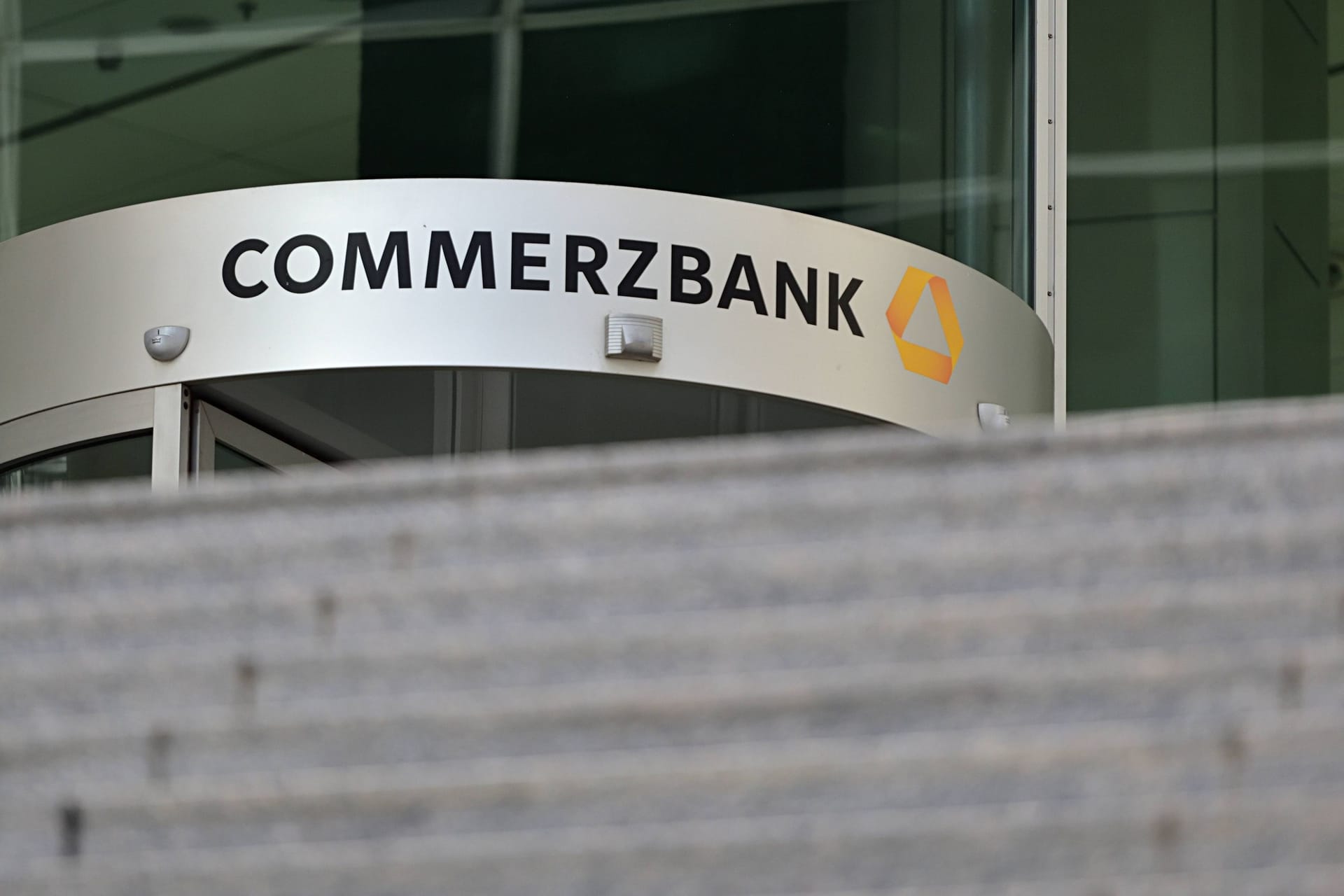 Commerzbank Logo (Symbolbild): Die italienische UniCredit hält 28 Prozent der Anteile an der Commerzbank.