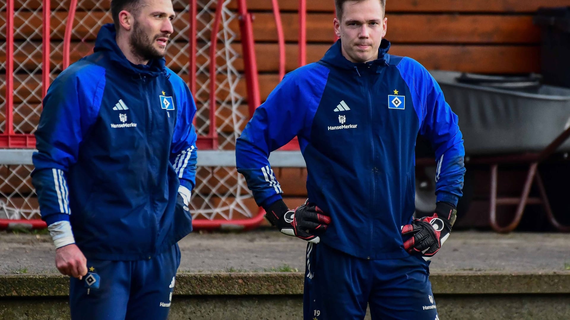 Daniel Heuer Fernandes (l.) steht neben Matheo Raab: Der HSV-Ersatztorwart muss für mehrere Monate verletzt pausieren.