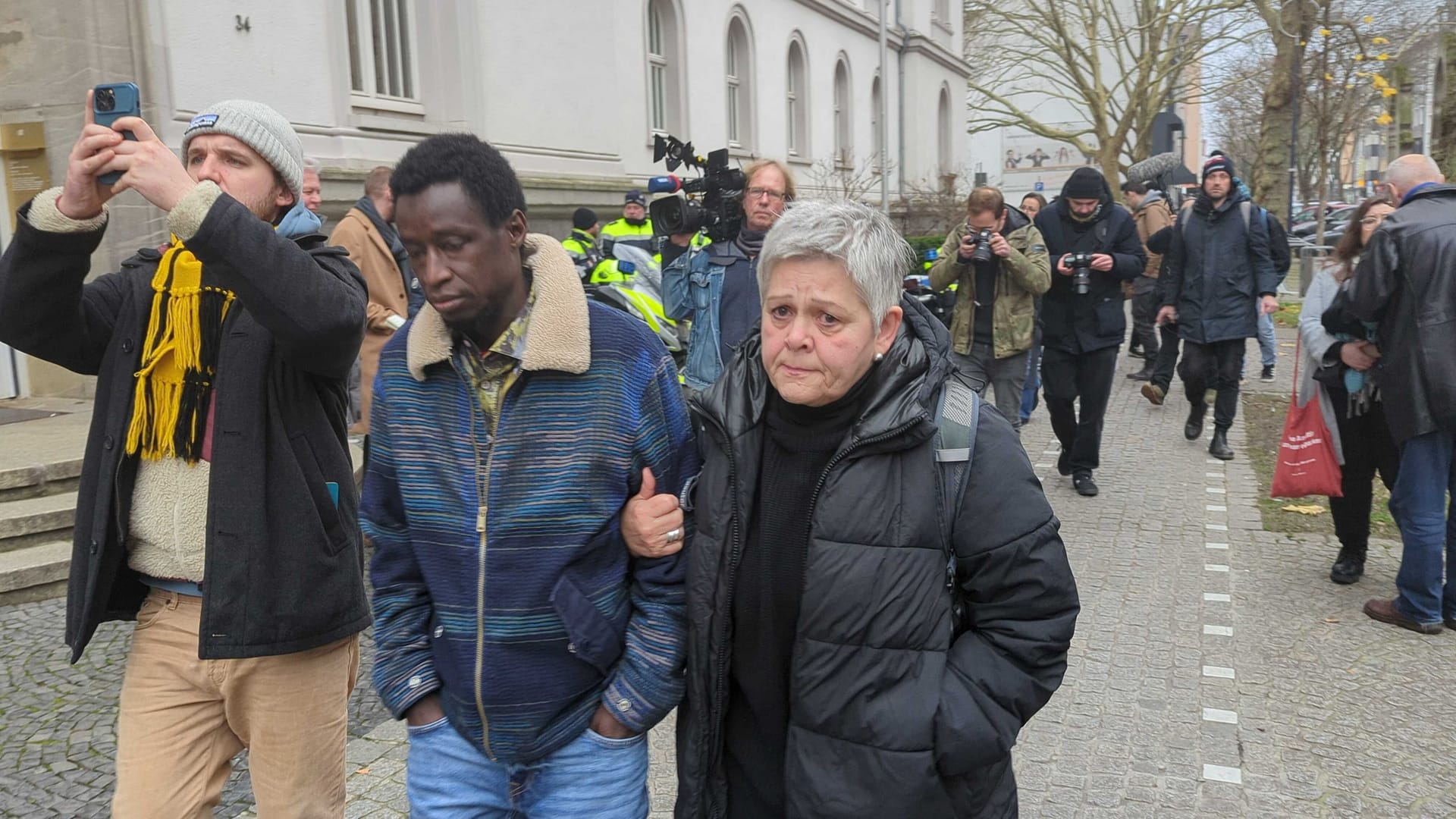 Lassana Dramé: Der Bruder des getöteten Flüchtlings verließ am Donnerstag mit Tränen den Gerichtsaal.