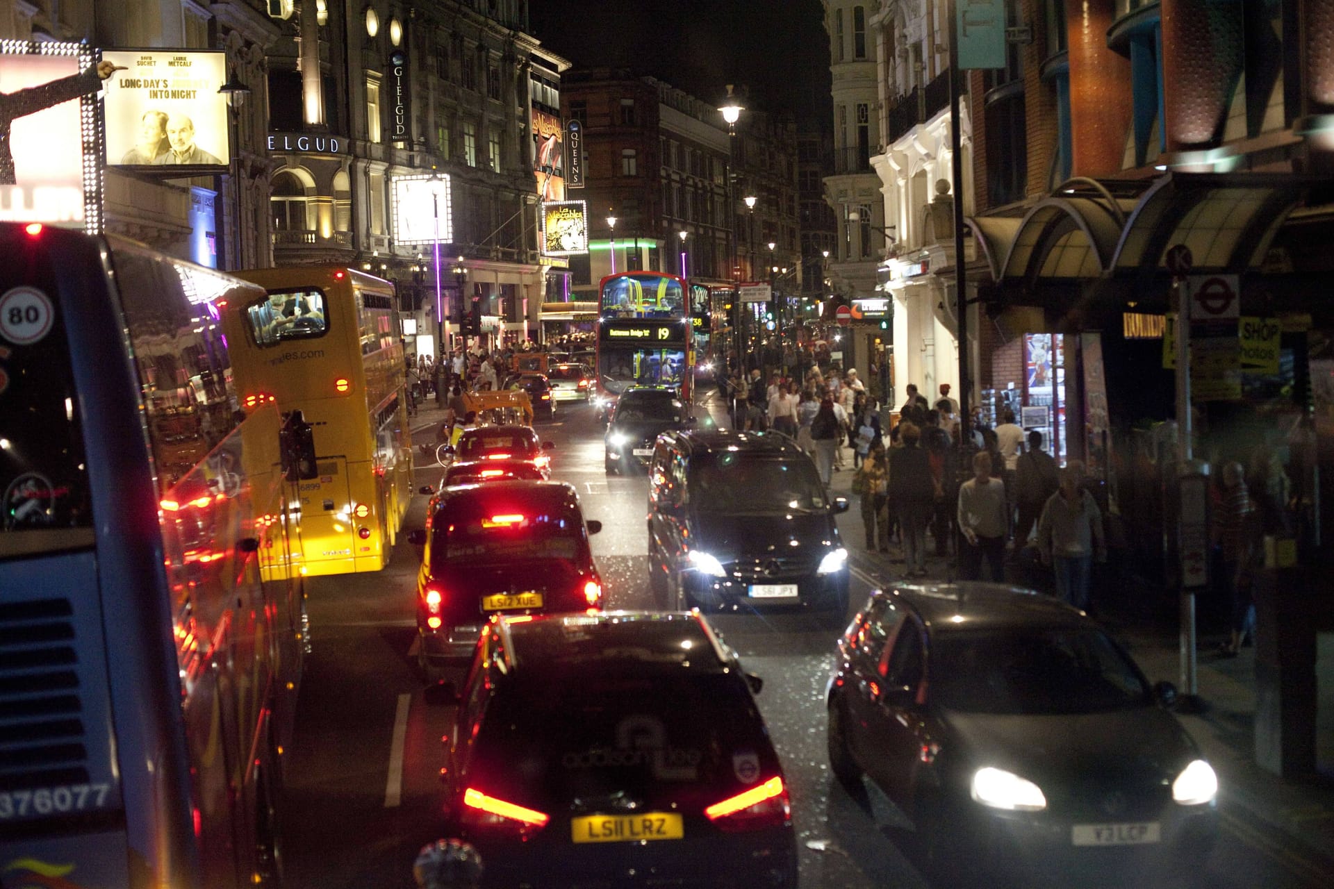 Die Shaftesbury Avenue in London (Archivbild): Hier soll der Täter sein Auto auf den Bürgersteig gelenkt haben.