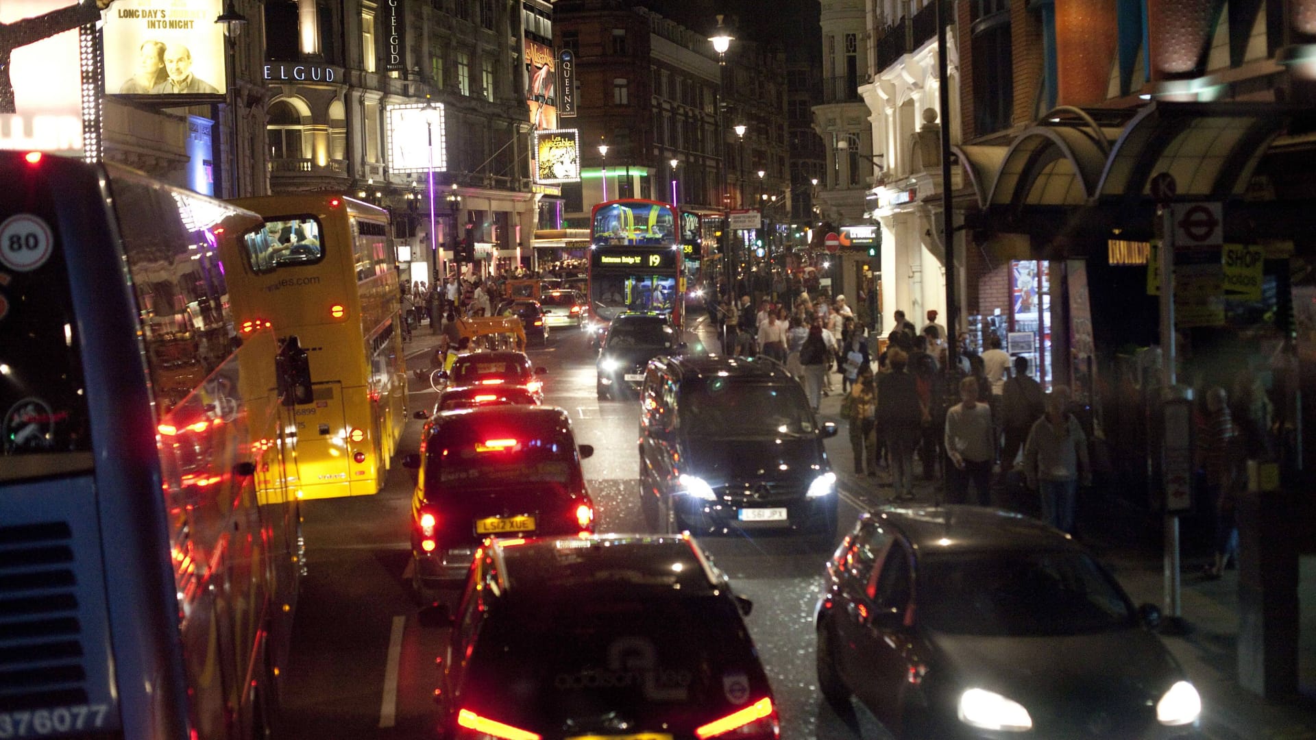 Die Shaftesbury Avenue in London (Archivbild): Hier soll der Täter sein Auto auf den Bürgersteig gelenkt haben.