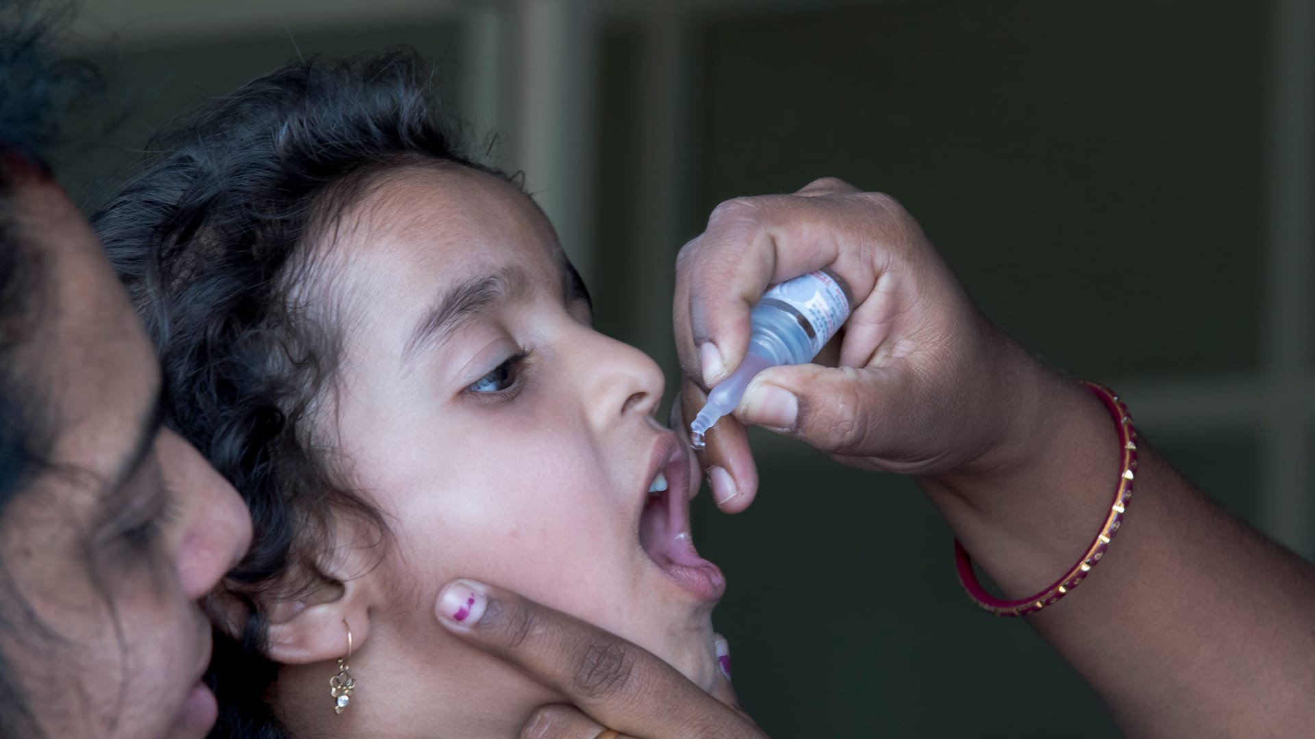 Polio-Schluckimpfung: In einigen Ländern gibt es diesen Impftyp noch.