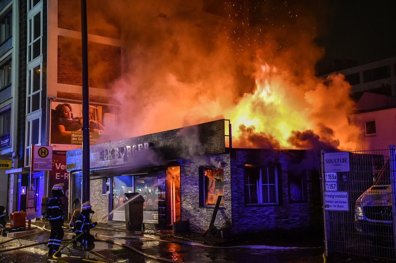 Der Imbiss "Elk Burger" in der Süderstraße steht in Flammen: 45 Einsatzkräfte kämpfen gegen das Feuer.