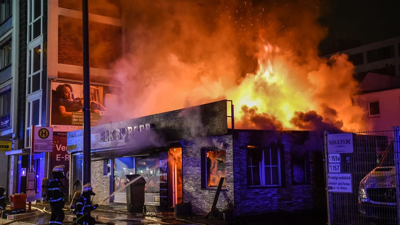 Der Imbiss "Elk Burger" in der Süderstraße steht in Flammen: 45 Einsatzkräfte kämpfen gegen das Feuer.