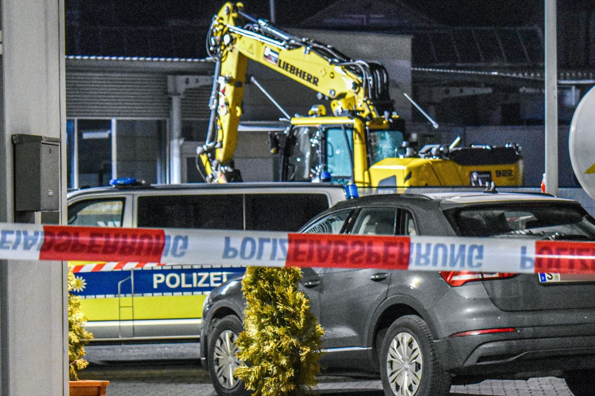 Zerstörungsfahrt mit Bagger