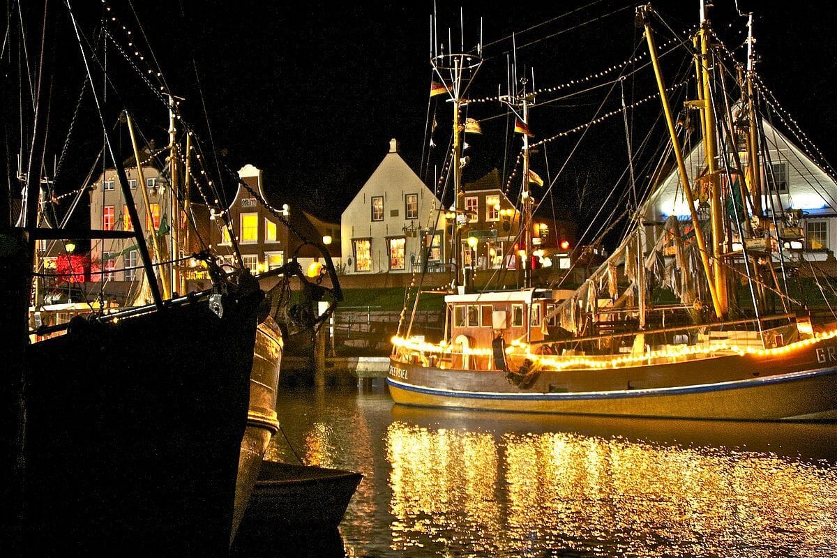 Adventsstimmung im Hafen von Greetsiel: Der Weihnachtsmarkt öffnet, anders als viele andere, erst nach den Feiertagen.