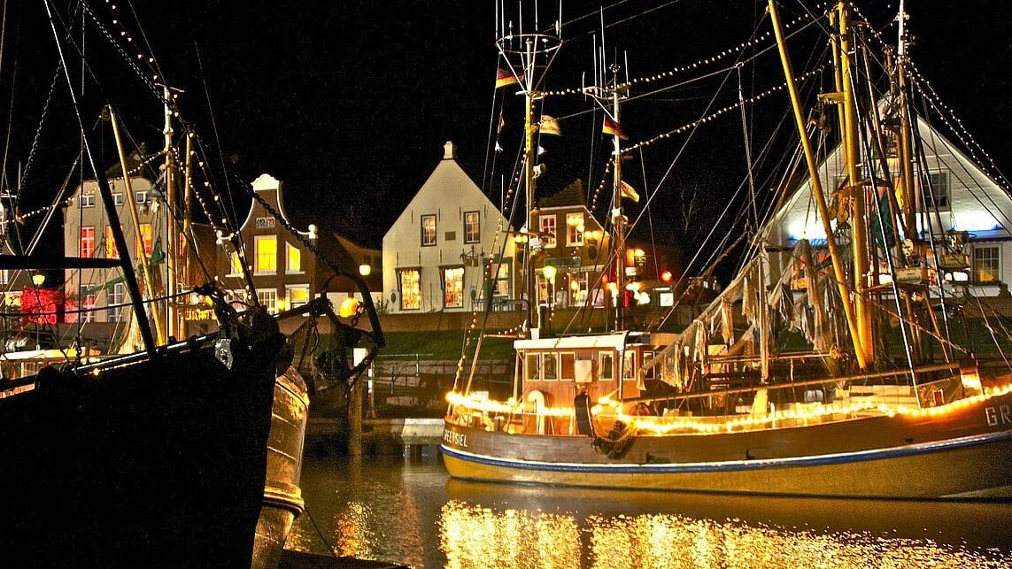 Adventsstimmung im Hafen von Greetsiel: Der Weihnachtsmarkt öffnet, anders als viele andere, erst nach den Feiertagen.