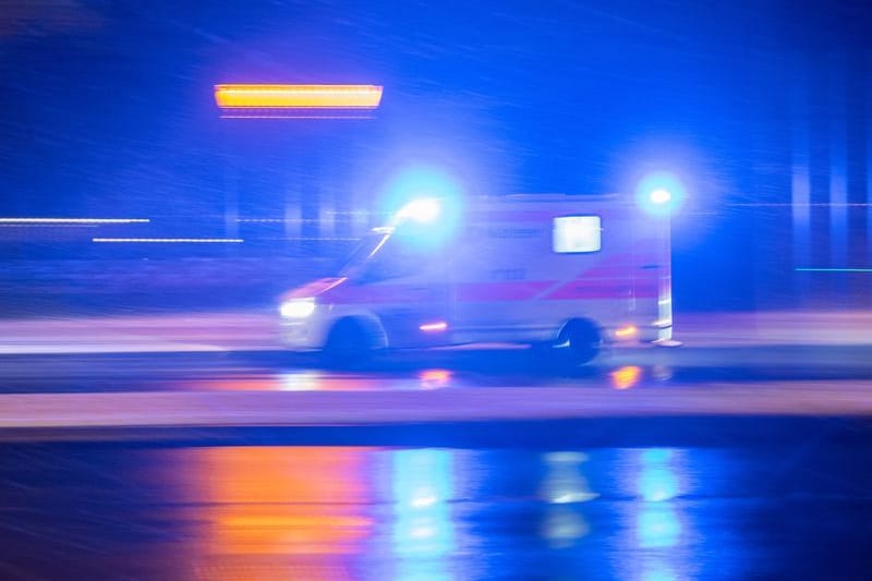 Ein Krankenwagen ist mit Blaulicht im Einsatz. (zu dpa: «Mann versucht Frau zu reanimieren und stirbt»)