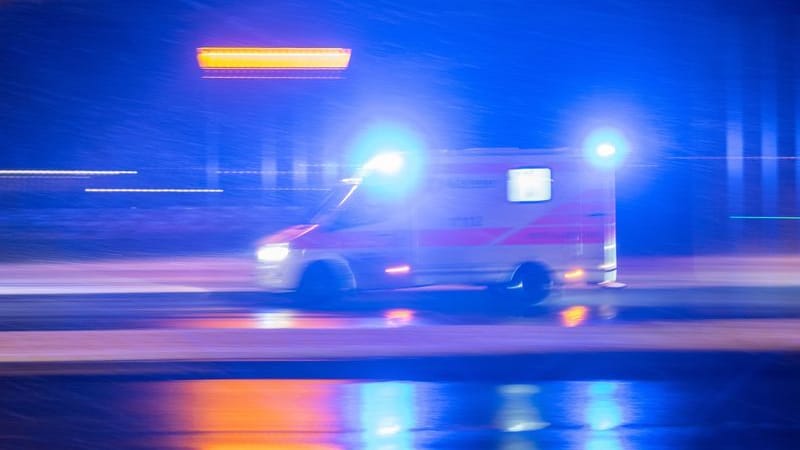 Ein Krankenwagen ist mit Blaulicht im Einsatz. (zu dpa: «Mann versucht Frau zu reanimieren und stirbt»)