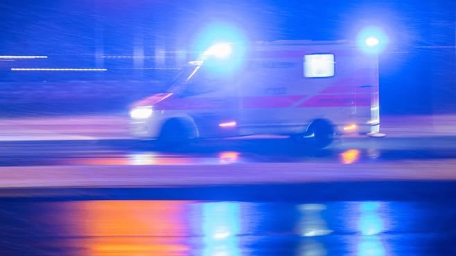 Ein Krankenwagen ist mit Blaulicht im Einsatz. (zu dpa: «Mann versucht Frau zu reanimieren und stirbt»)