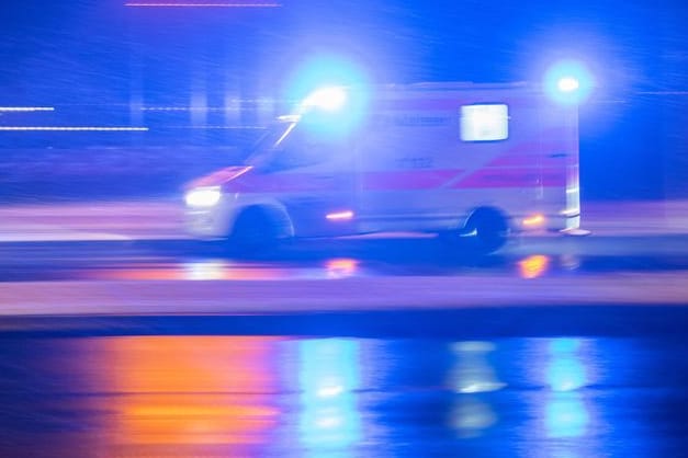 Ein Krankenwagen ist mit Blaulicht im Einsatz. (zu dpa: «Mann versucht Frau zu reanimieren und stirbt»)