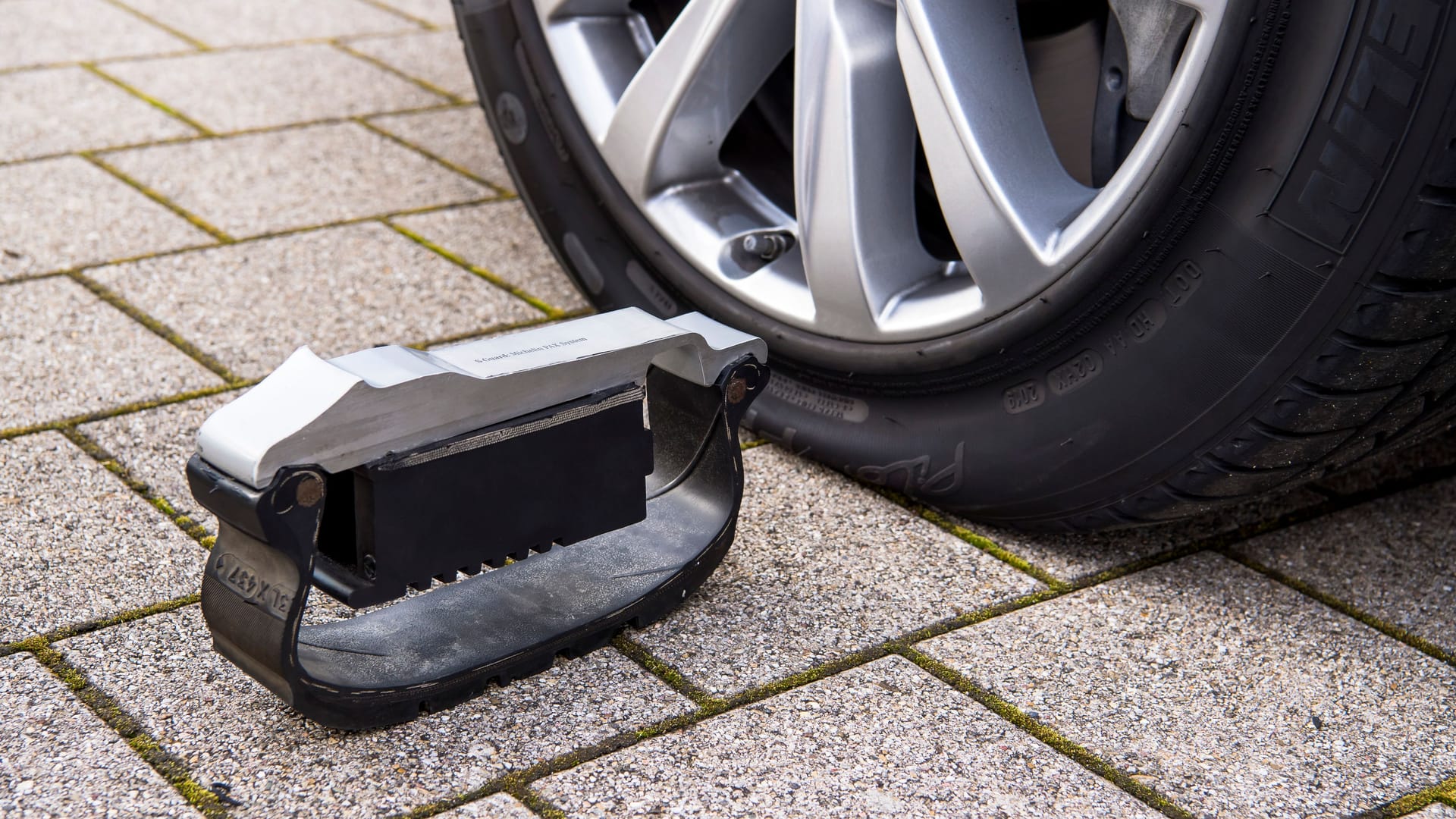 Flucht auf allen Vieren: Dank Stahlgürtel und Hartgummikern bleibt der S 680 Guard selbst mit platten Reifen mobil und einsatzbereit.