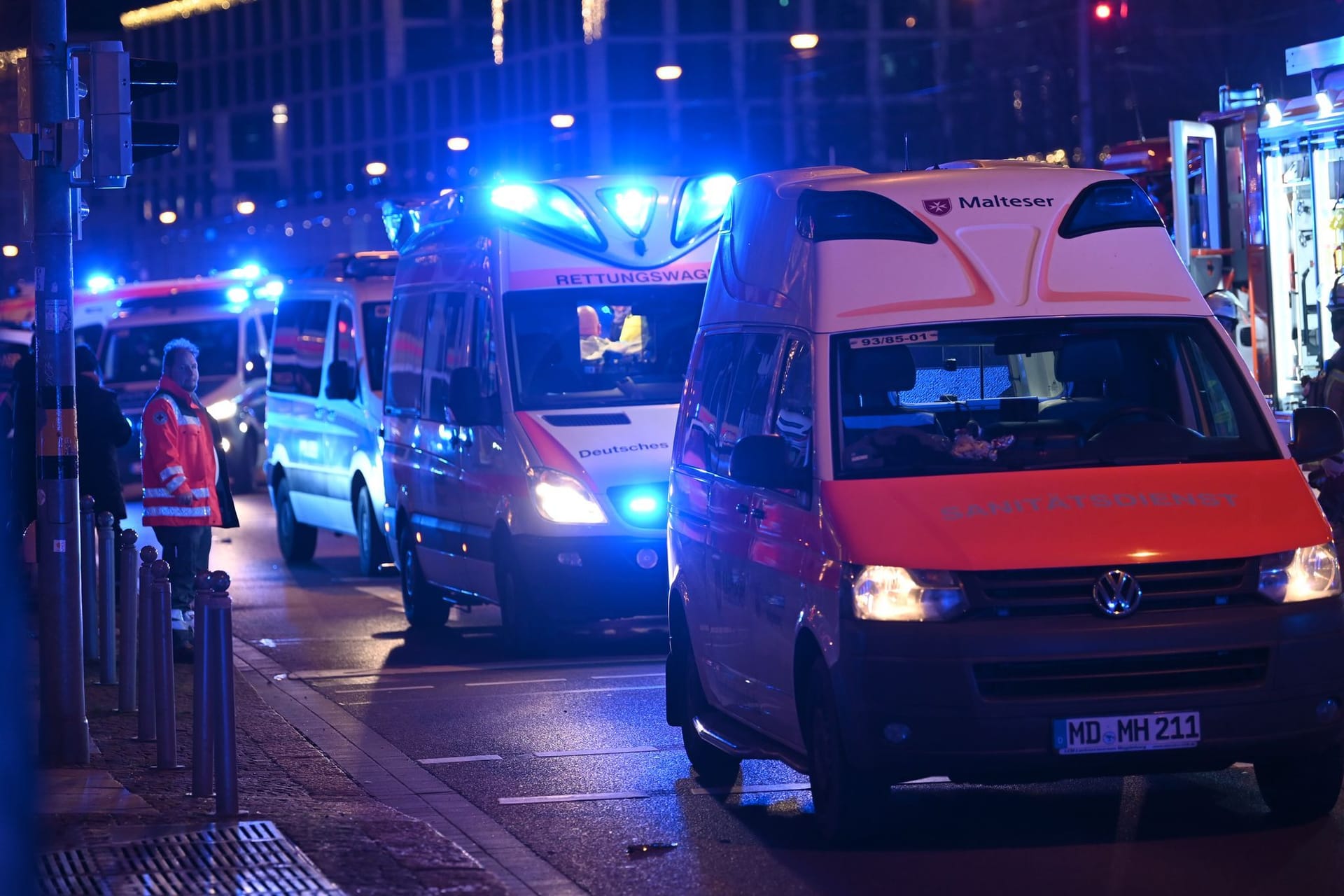 Auto fährt in Menschenmenge auf Magdeburger Weihnachtsmarkt