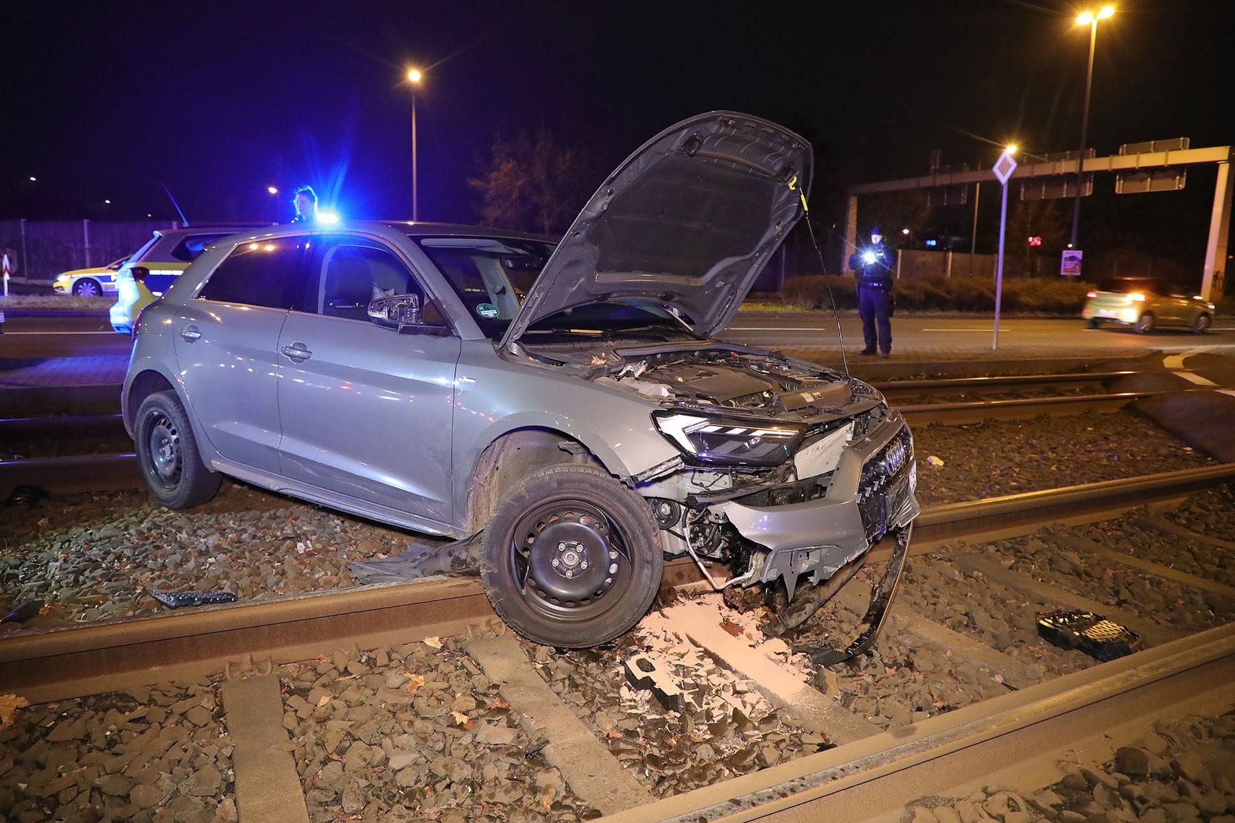 Der Audi wurde bei dem Unfall massiv beschädigt.