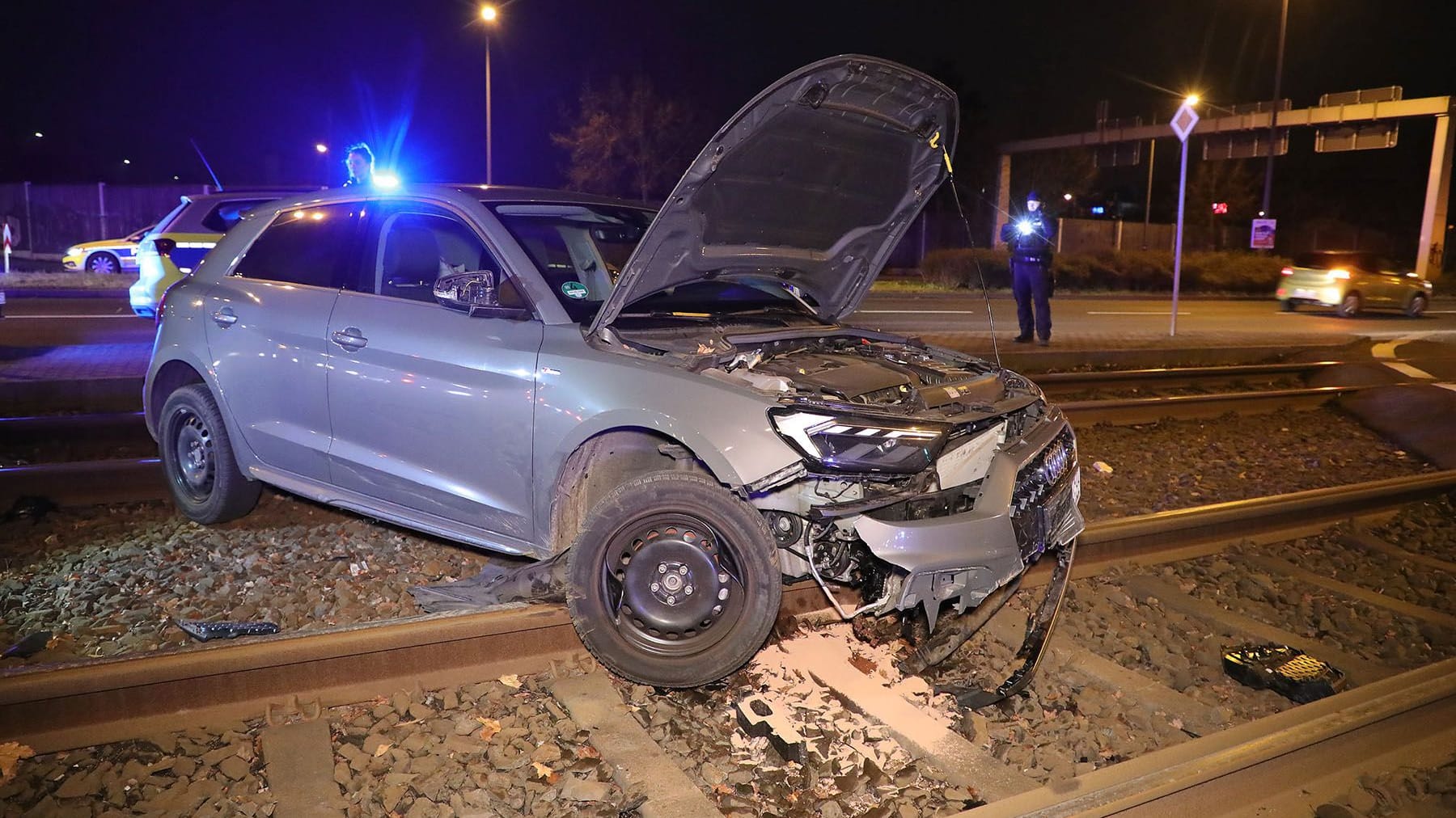 Der Audi wurde bei dem Unfall massiv beschädigt.