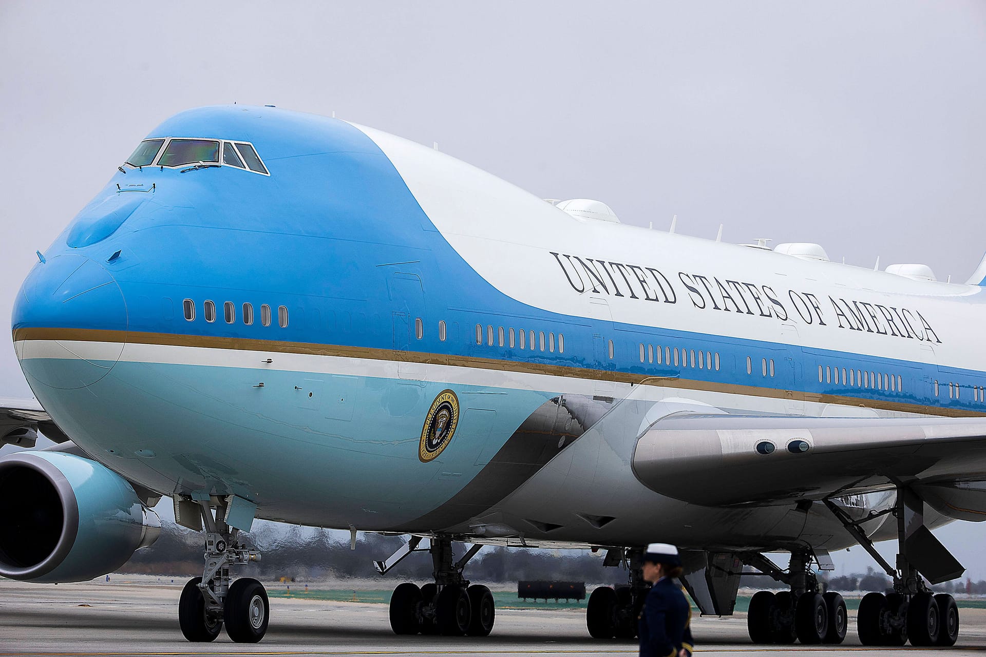 Uneinigkeit über die Farben der "Air Force One": Trump wünschte sich rot und blau – Biden machte die Entscheidung wieder rückgängig.