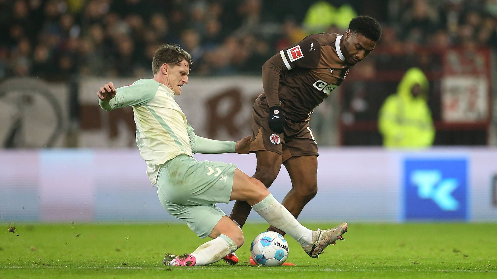 An Jens Stage (l.) und Werder Bremen gab es für Oladapo Afolayan und St. Pauli kaum ein Vorbeikommen.