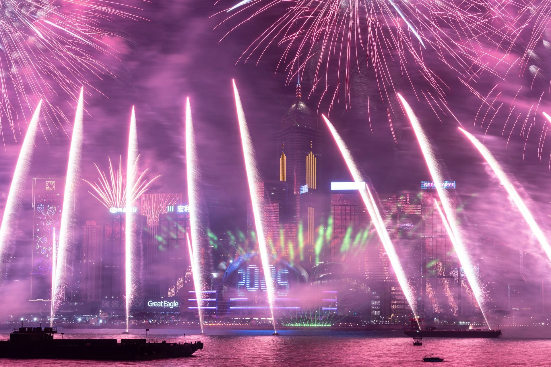 Ein Feuerwerk explodiert während der Silvesterfeierlichkeiten über dem Victoria Harbour.