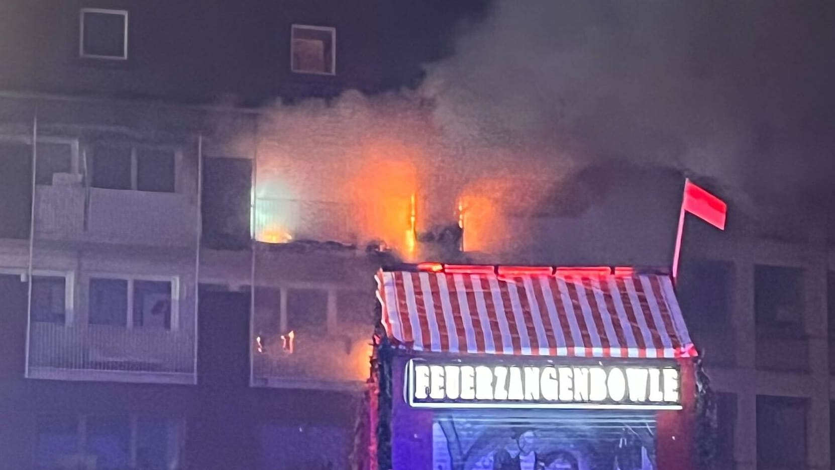 Flammen an einem Haus in der Nürnberger Innenstadt in der Silvesternacht.