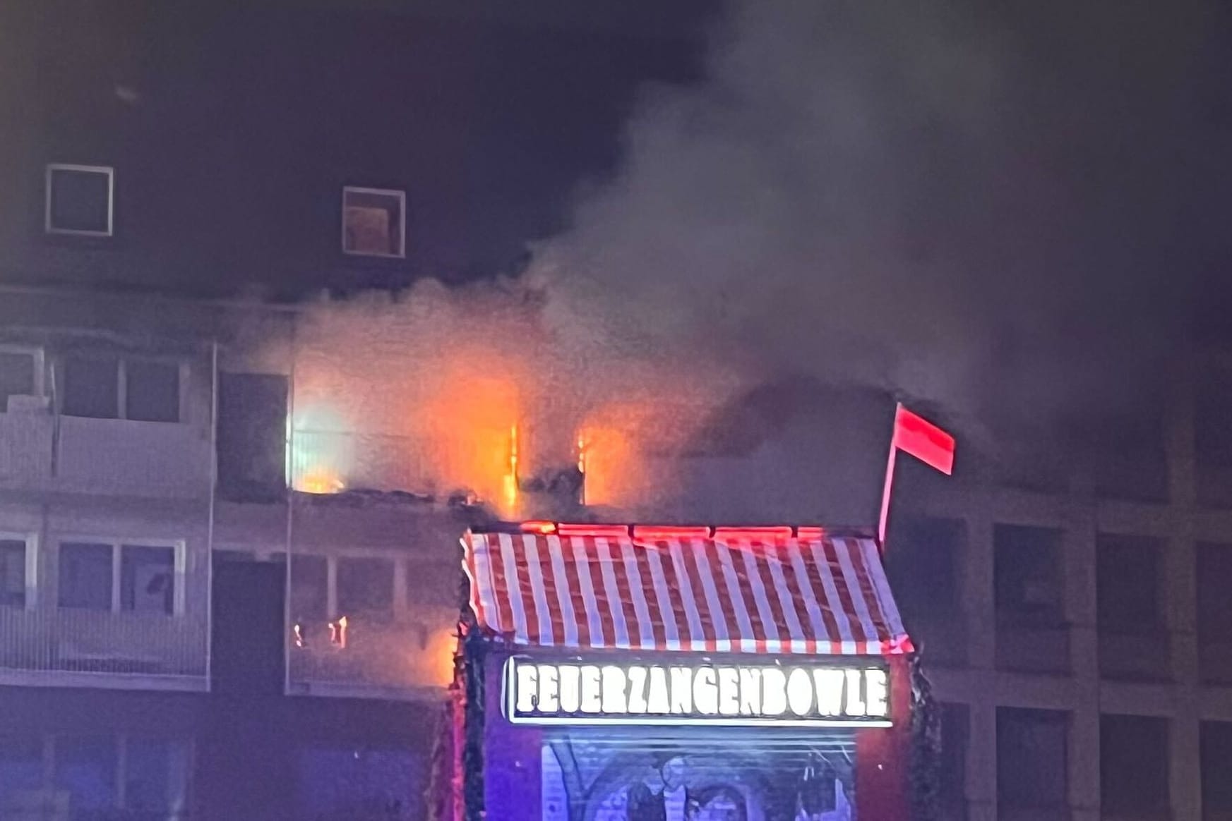 Flammen an einem Haus in der Nürnberger Innenstadt in der Silvesternacht.