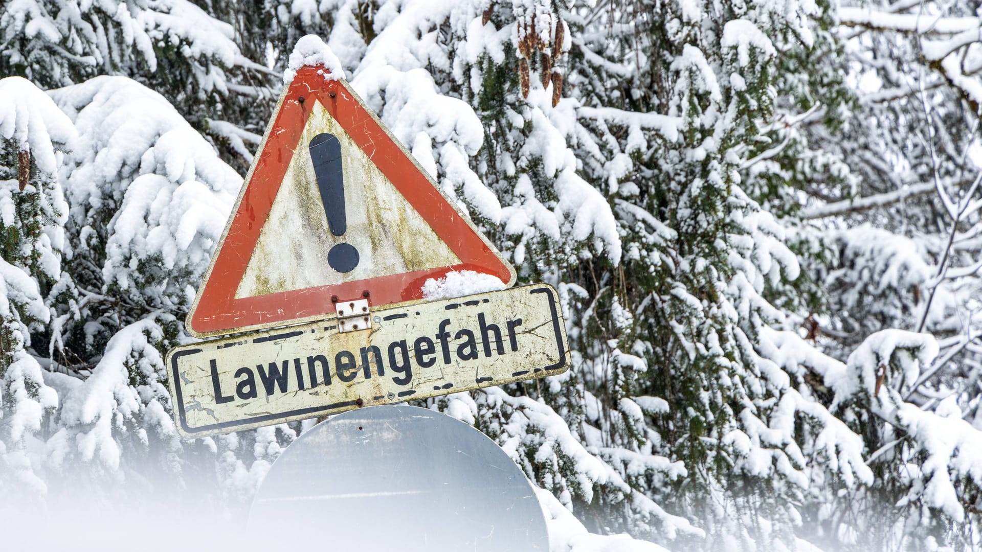 Ein Schild weist auf Lawinengefahr hin (Symbolbild): In der Türkei ist ein 16-Jähriger aufgrund einer Lawine ums Leben gekommen.