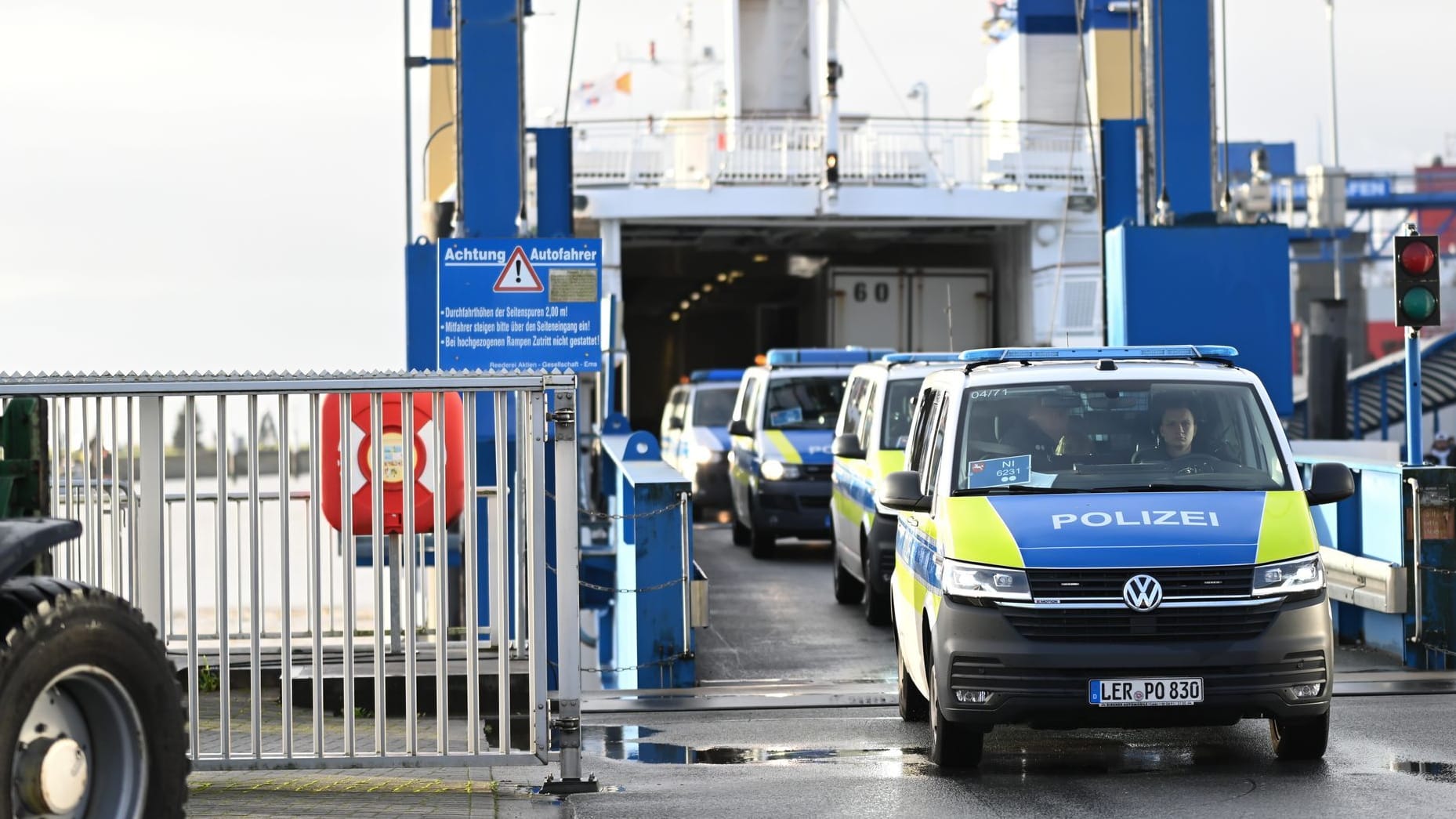 urn:newsml:dpa.com:20090Zahlreiche Polizeiautos verlassen eine Fähre: Nach Bekanntwerden des Brauchs hatten die Beamten in diesem Jahr erhöhte Präsenz auf Borkum gezeigt und angekündigt, etwaige Zwischenfälle konsequent strafrechtlich zu verfolgen.101:241206-911-004261