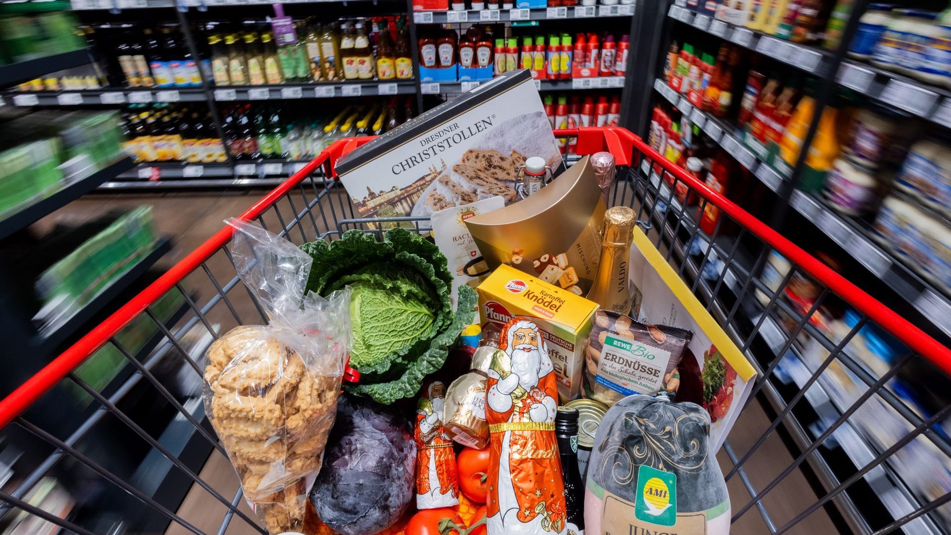 Weihnachtseinkauf im Supermarkt